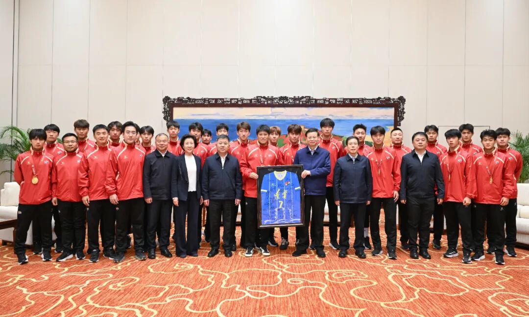 許昆林會(huì)見(jiàn)奪得全運(yùn)會(huì)冠軍的遼寧U18男子足球隊(duì)